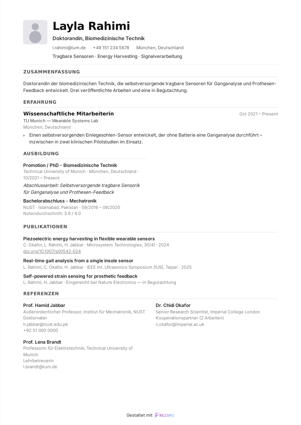 Beispiel für einen akademischen Lebenslauf einer Doktorandin mit einem Abschnitt Publikationen (Zeitschriften-, Konferenz- und in Begutachtung befindliche Beiträge) und einem Abschnitt Referenzen mit drei Referenzpersonen samt Titel, Institution und Kontaktdaten.