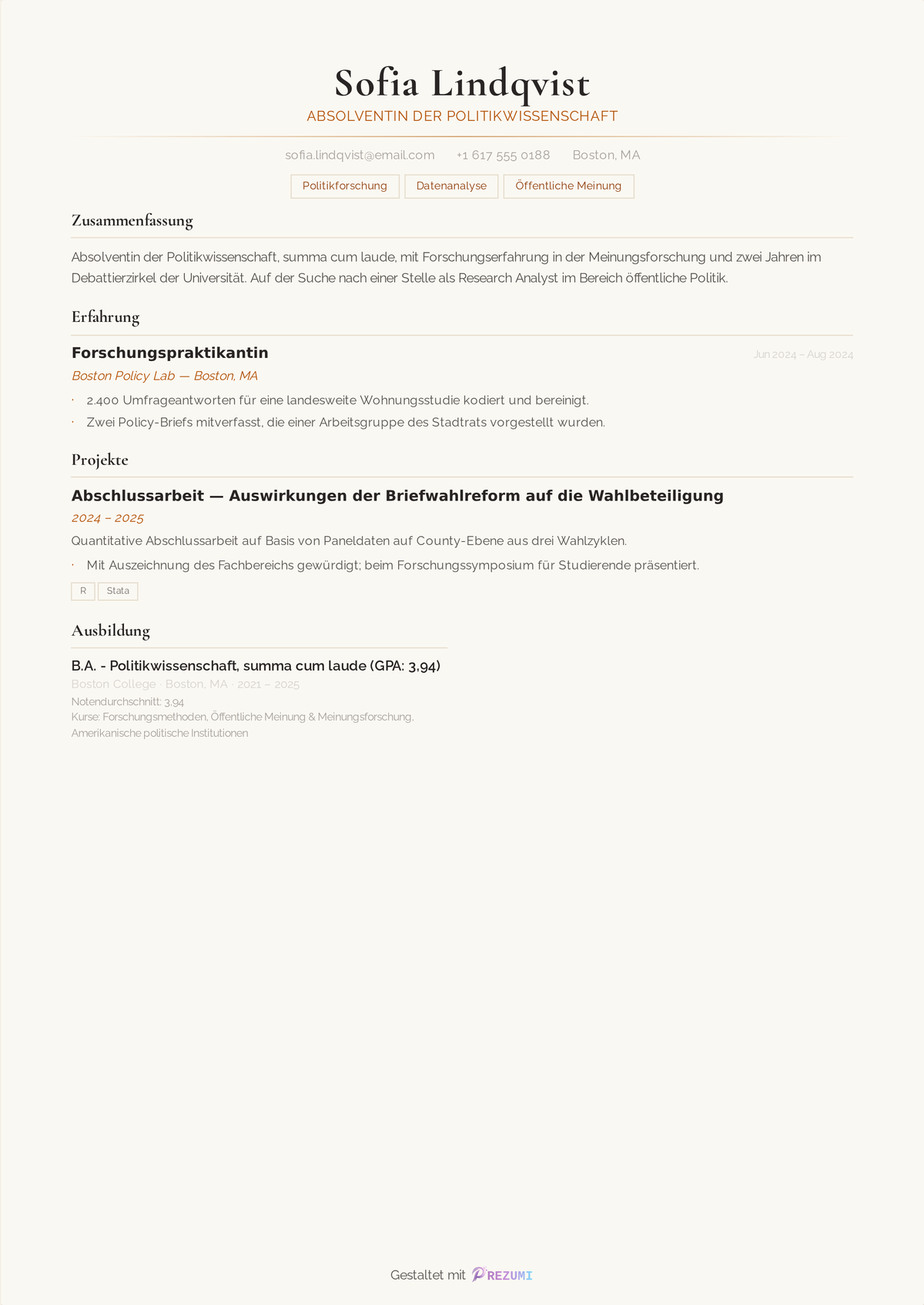 Ausbildungsabschnitt eines Lebenslaufs mit summa cum laude in der Abschlusszeile — B.A. Politikwissenschaft, summa cum laude, GPA 3,94