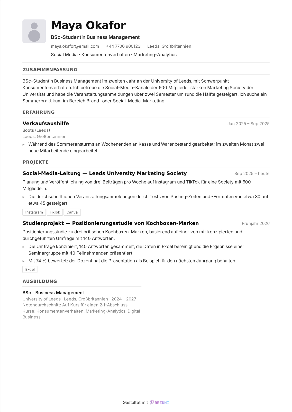 Lebenslauf-Beispiel Studentin — einseitiger Lebenslauf einer BWL-Studentin im zweiten Jahr mit Ausbildung zuerst, Projekten an zweiter Stelle und einem Teilzeitjob darunter