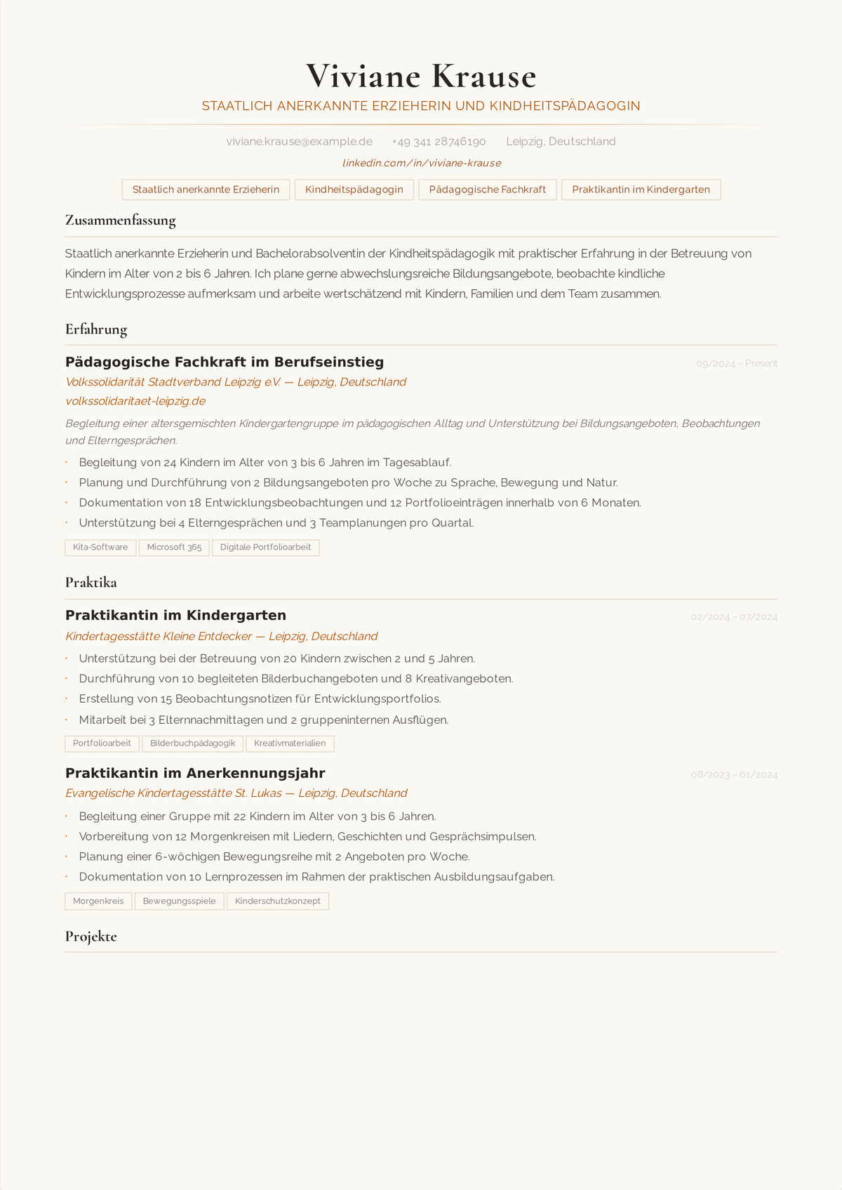 Lebenslauf-Beispiel Erzieherin: einseitiger Lebenslauf einer Kindergarten-Fachkraft mit Ausbildung in Elementarpädagogik vorn, einem spielorientierten Profil und Stichpunkten mit Zahlen aus dem Gruppenalltag.