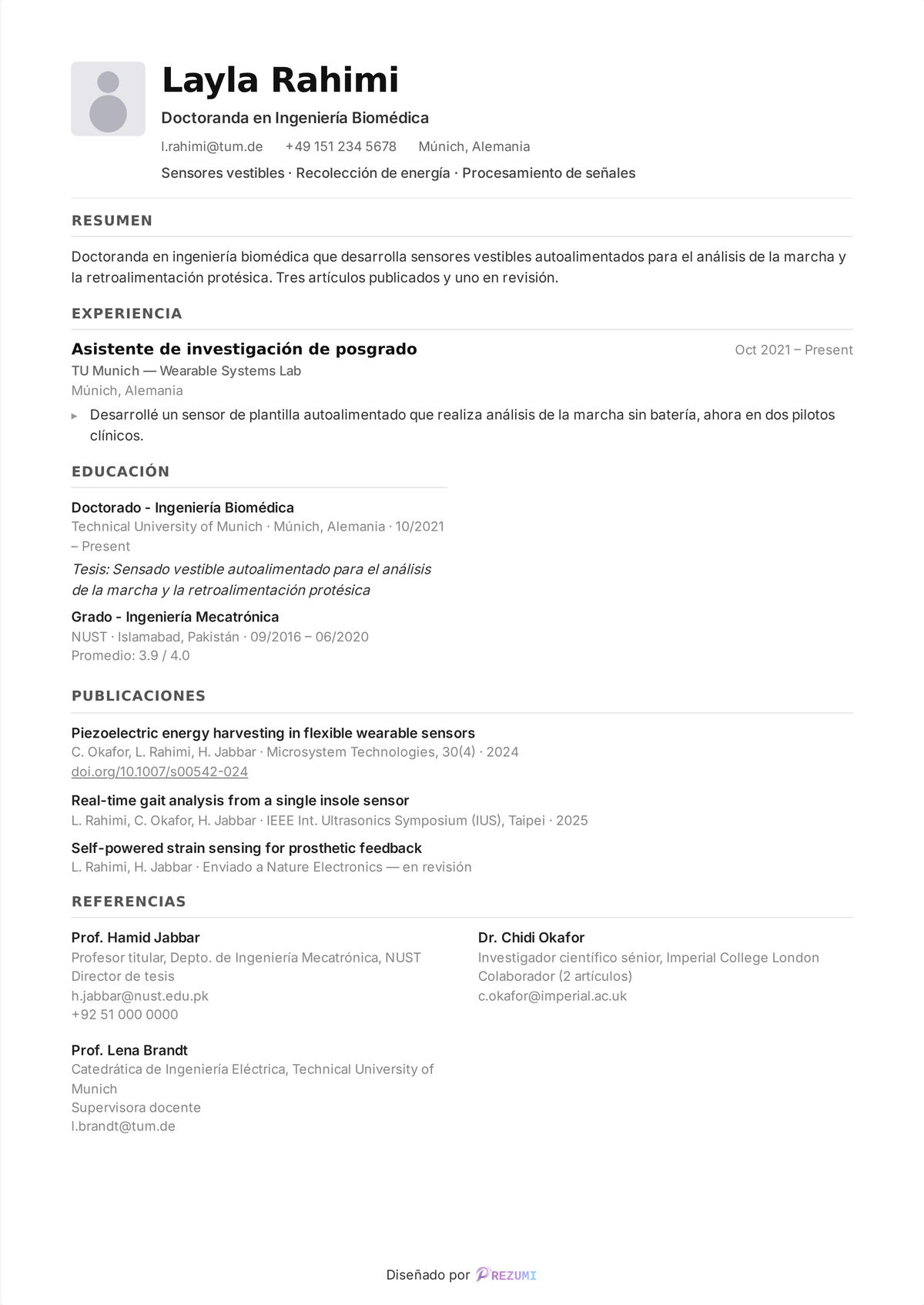 Ejemplo de CV académico de una doctoranda, con una sección de Publicaciones (artículos de revista, de congreso y en revisión) y una sección de Referencias con tres referencias, sus cargos, instituciones y datos de contacto.