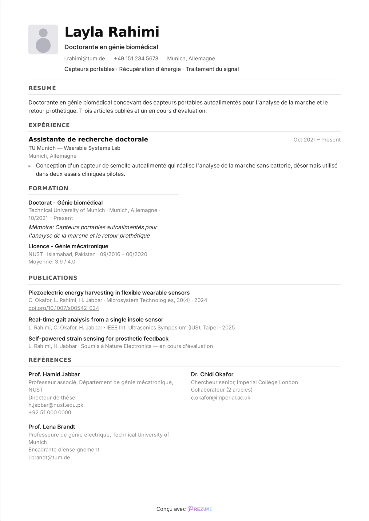 Exemple de CV académique d'une doctorante, avec une section Publications (articles de revue, de conférence et en cours d'évaluation) et une section Références listant trois référents avec leurs titres, institutions et coordonnées.