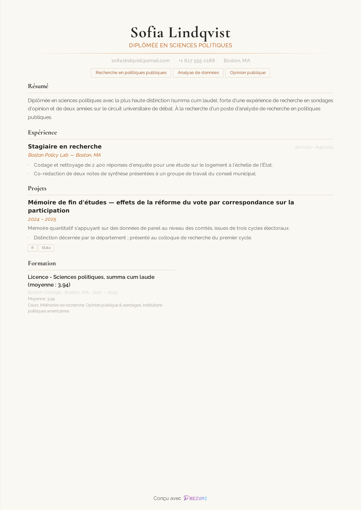 Rubrique formation d'un CV montrant summa cum laude sur la ligne du diplôme — B.A. Political Science, summa cum laude, GPA 3,94