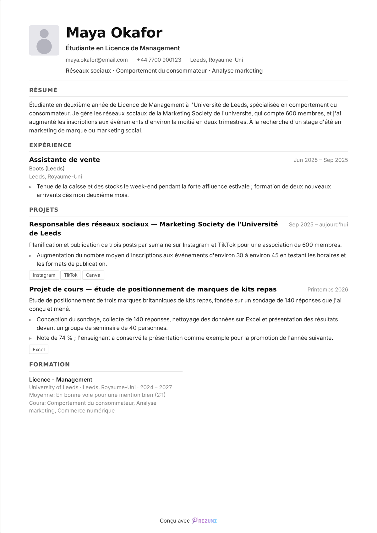 Exemple de CV étudiant — CV d'une page d'une étudiante en deuxième année de commerce, avec la formation en premier, les projets en deuxième et un emploi à temps partiel en dessous