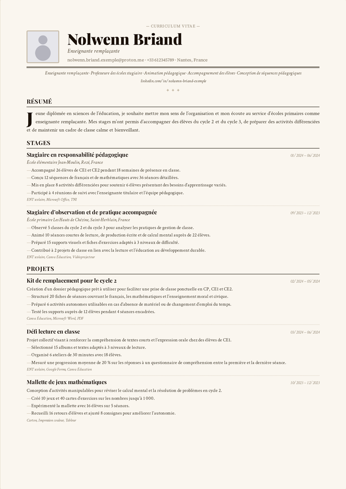 Exemple de CV d'enseignant remplaçant : le CV d'un remplaçant débutant mettant en avant la polyvalence sur plusieurs niveaux, la fiabilité et la gestion de classe dans de nombreux établissements.