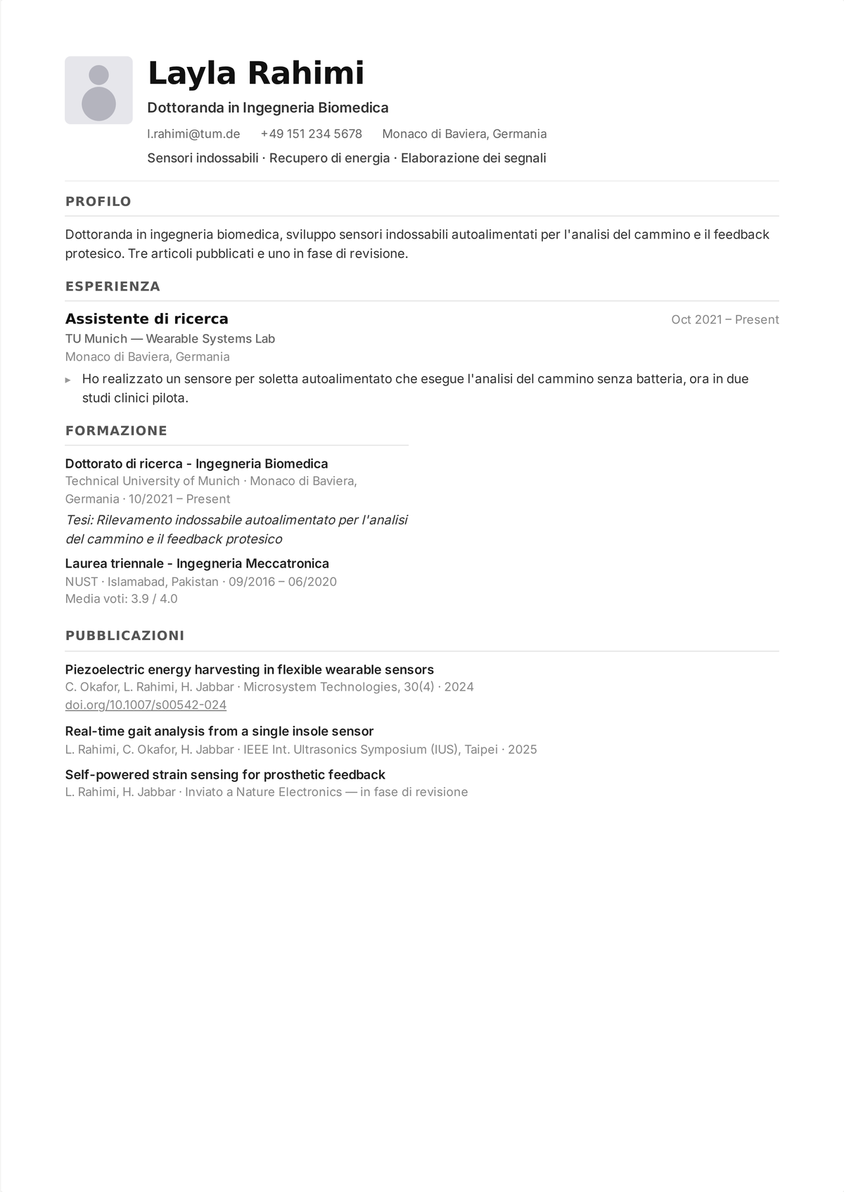 Esempio di curriculum accademico di una dottoranda, con una sezione Pubblicazioni (articoli su rivista, da convegno e in fase di revisione) e una sezione Referenze con tre referenti, i loro ruoli, istituzioni e contatti.