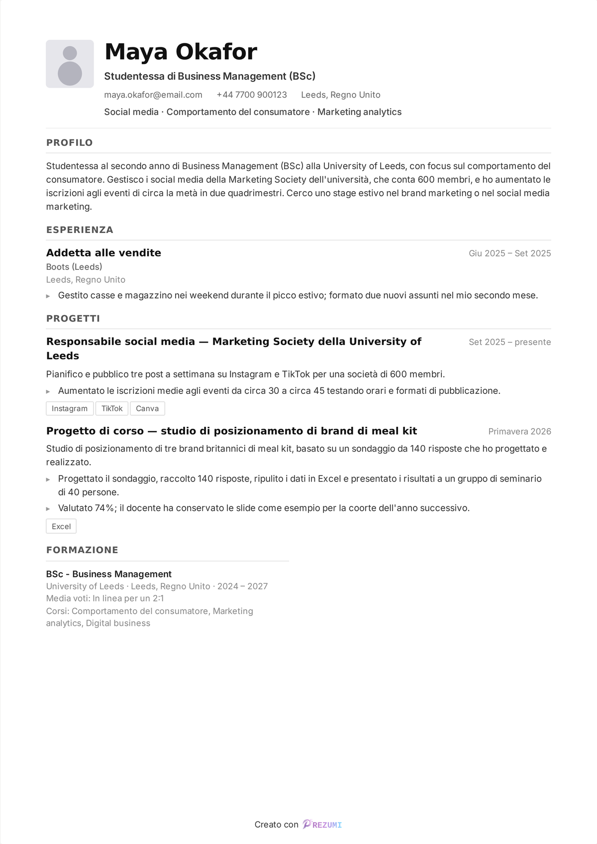 Esempio di curriculum per studenti — curriculum di una pagina di una studentessa di economia al secondo anno con la formazione per prima, i progetti per secondi e un lavoro part-time sotto