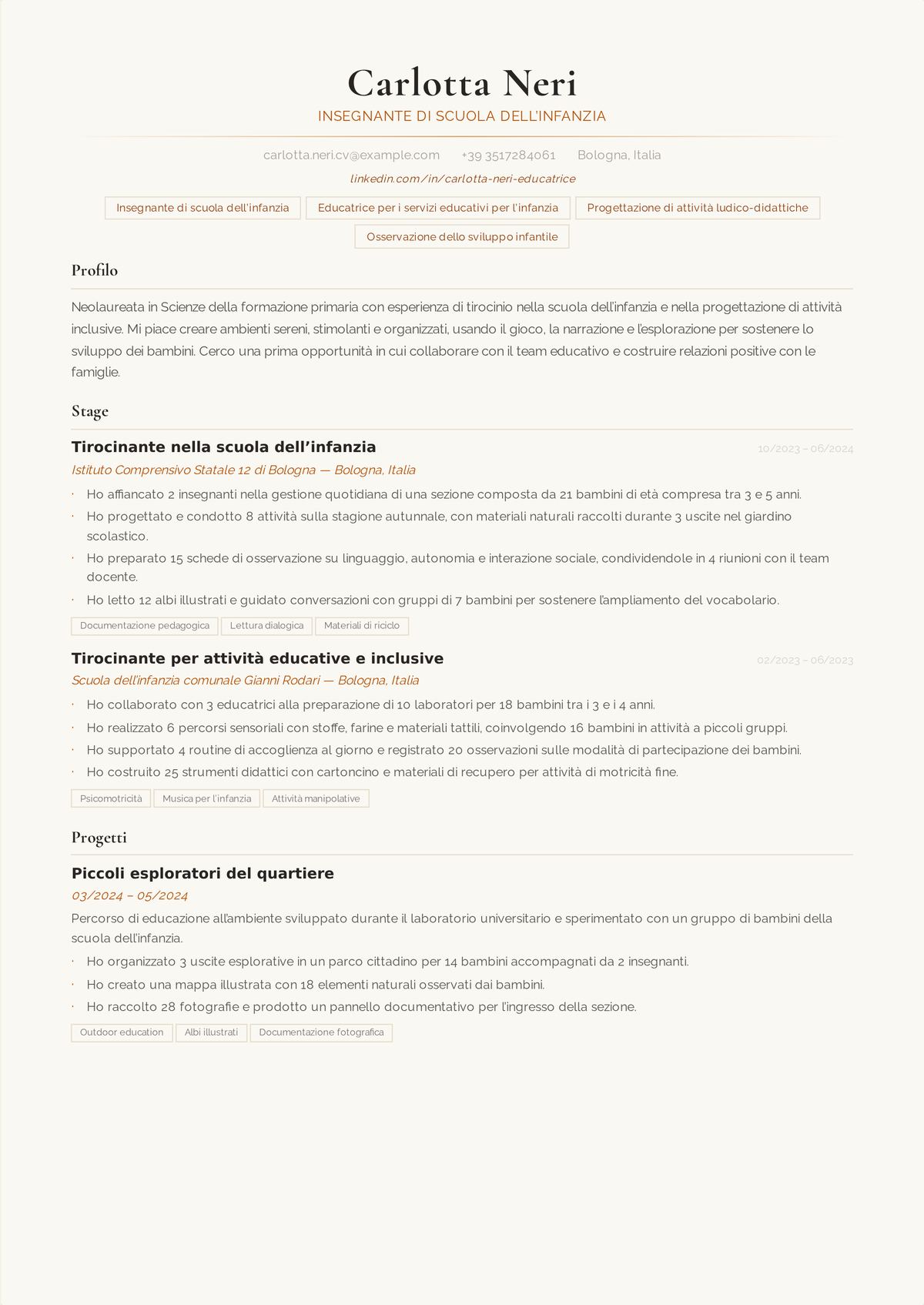 Esempio di curriculum per insegnante di scuola dell'infanzia: curriculum di una pagina di una maestra d'infanzia, con il titolo di accesso all'infanzia in alto, un profilo centrato sul gioco e righe in sezione con i numeri.