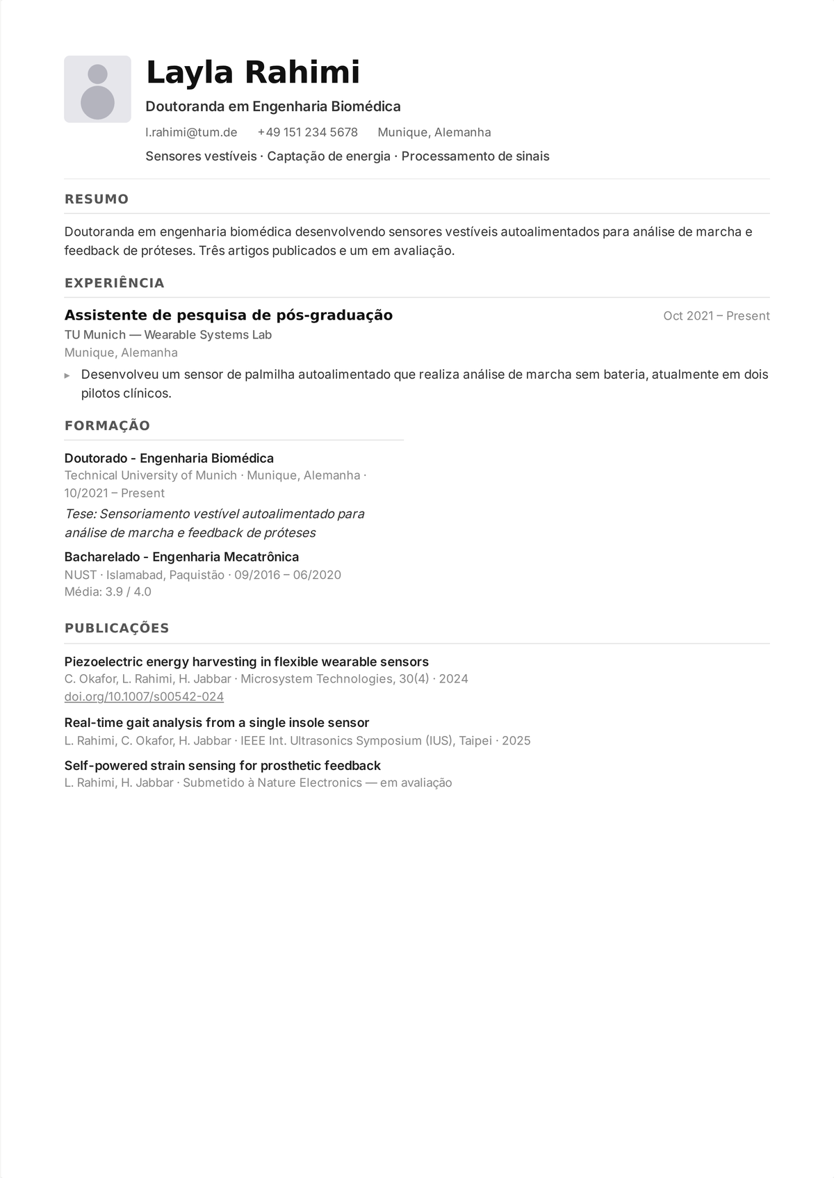 Exemplo de currículo acadêmico de uma doutoranda, com uma seção de Publicações (artigos de periódico, de congresso e em avaliação) e uma seção de Referências com três referências, seus cargos, instituições e contatos.