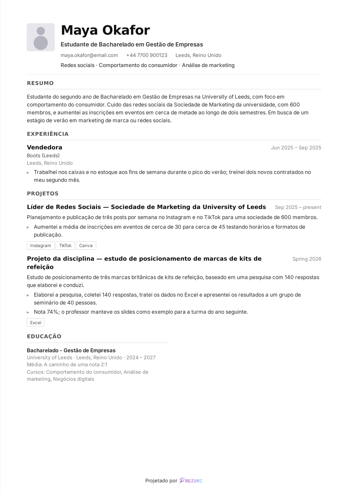 Exemplo de currículo de estudante — currículo de uma página de uma estudante do segundo ano de administração, com formação primeiro, projetos em segundo e um emprego de meio período abaixo deles