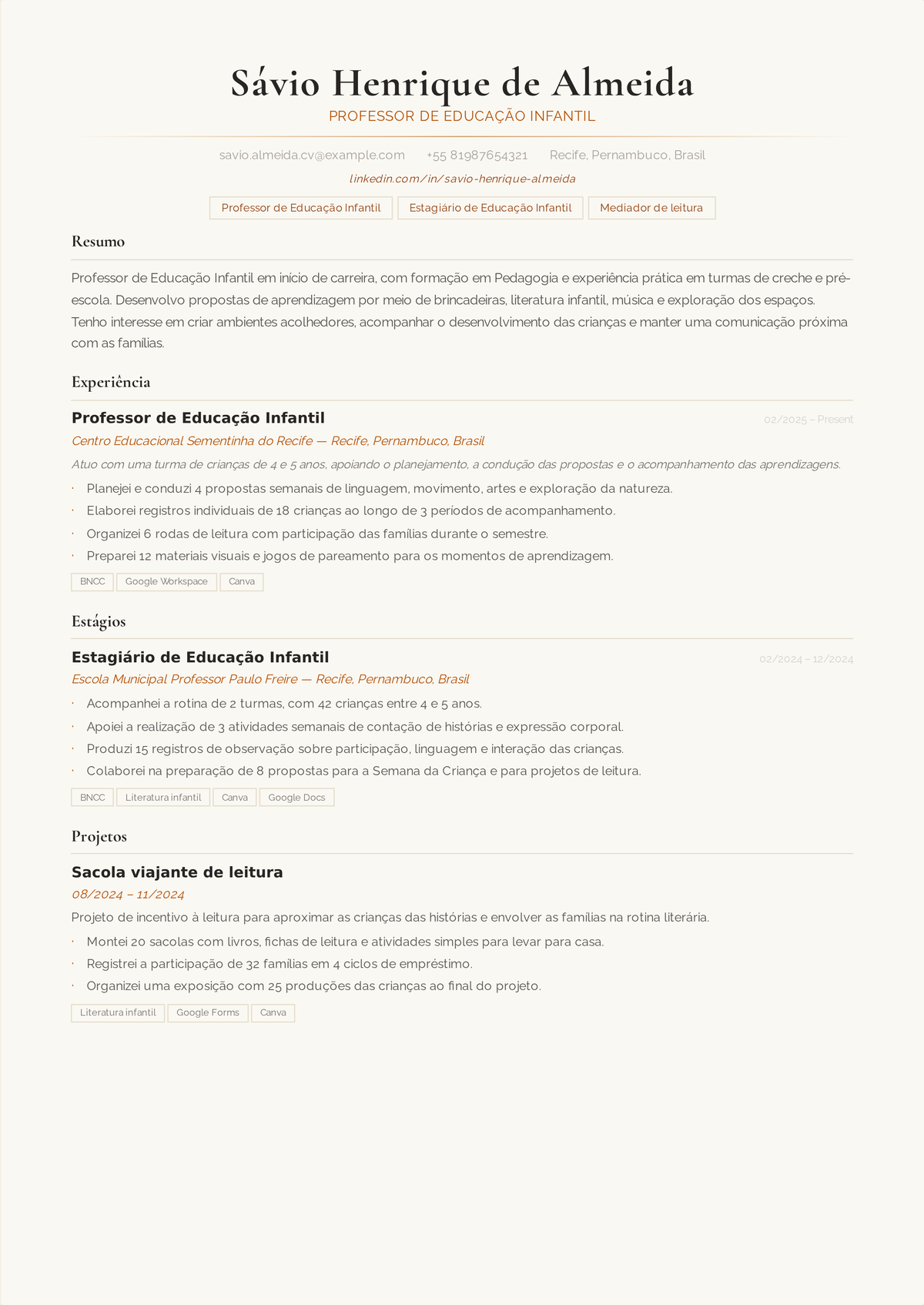Exemplo de currículo de professor de educação infantil: currículo de uma página de uma professora de educação infantil, encabeçado pela habilitação na área, um resumo baseado no aprender brincando e tópicos de sala de aula com números.