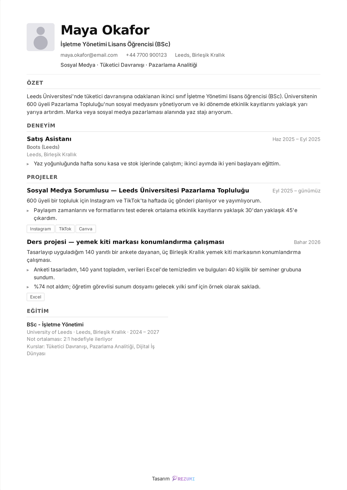Öğrenci CV örneği — eğitim başta, projeler ikinci sırada ve altında yarı zamanlı bir işle, ikinci sınıf işletme öğrencisinin tek sayfalık CV'si